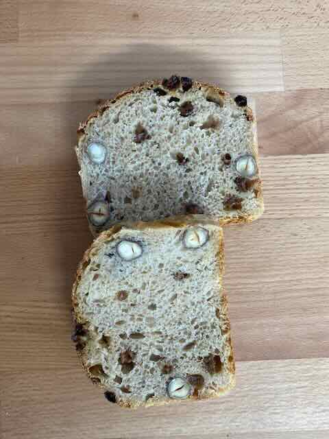 Pain bio au levain naturel noisettes et raisins. Sans aucun additif ou conservateur