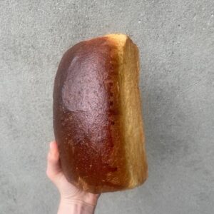 Brioche à l'ancienne pur beurre au levain et à la farine biologique moulue à la meule de pierre. sans conservateurs.