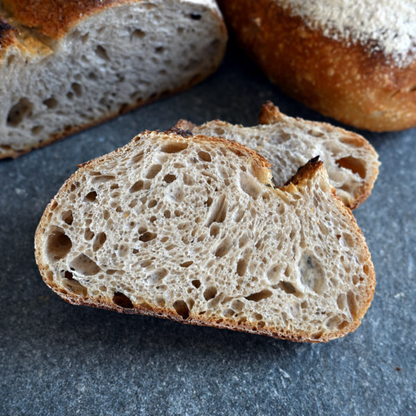 Pain de campagne bio au levain naturel. Pain de campagne bio au levain naturel. Farine de froment T.80 moulue sur meule de pierre sans additif, sans conservateur.