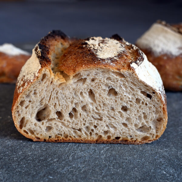 Pain de campagne au froment T80 moulu sur meules de pierre. Sans additifs