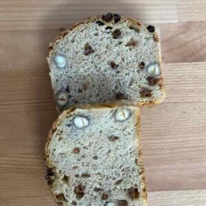 Pain bio au levain naturel noisettes et raisins. Sans aucun additif ou conservateur