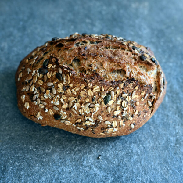 Biologisch volkorenbrood met natuurlijke zuurdesem zemelen en omega-3 zaden. Steengemalen biologische bloem. Geen additieven, geen conserveringsmiddelen