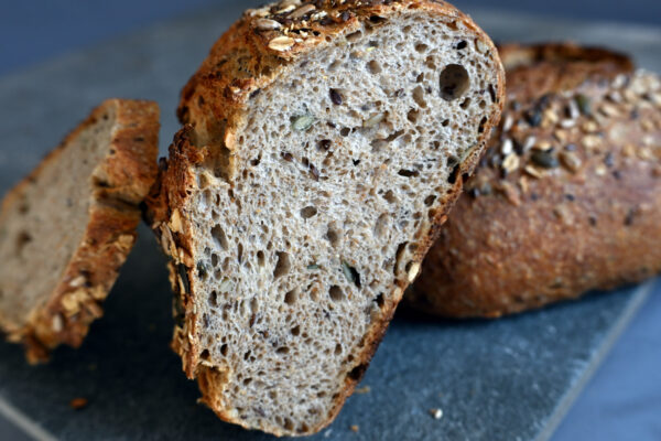 Biologisch volkorenbrood met natuurlijke zuurdesem zemelen en omega-3 zaden. Steengemalen biologische bloem. Geen additieven, geen conserveringsmiddelen