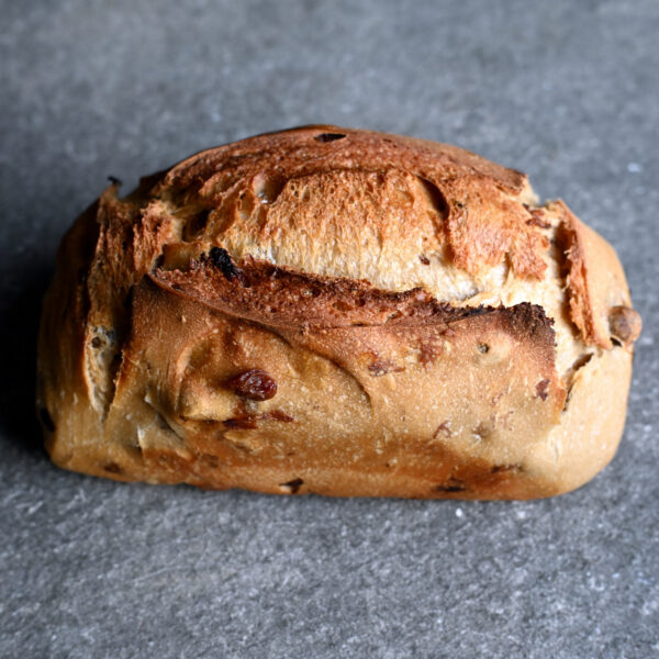 Biologisch brood met natuurlijk zuurdesem, hazelnoten en rozijnen. Geen additieven of conserveringsmiddelen