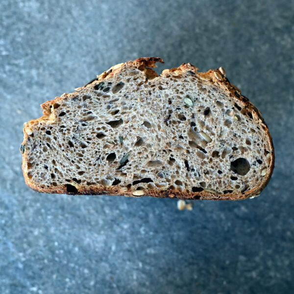 Biologisch volkorenbrood met natuurlijke zuurdesem zemelen en omega-3 zaden. Steengemalen biologische bloem. Geen additieven, geen conserveringsmiddelen