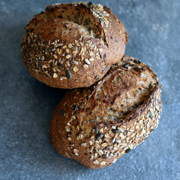 Biologisch volkorenbrood met natuurlijke zuurdesem zemelen en omega-3 zaden. Steengemalen biologische bloem. Geen additieven, geen conserveringsmiddelen