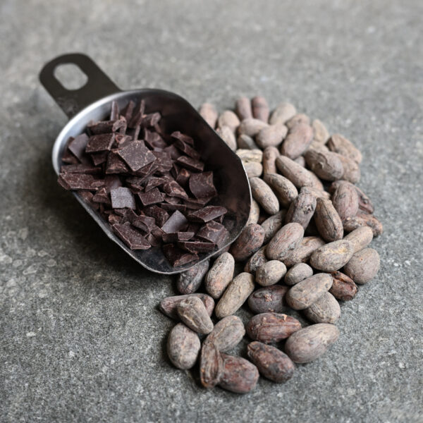 Stukjes 80% pure bonenchocolade. biologische chocolade zonder toevoeging