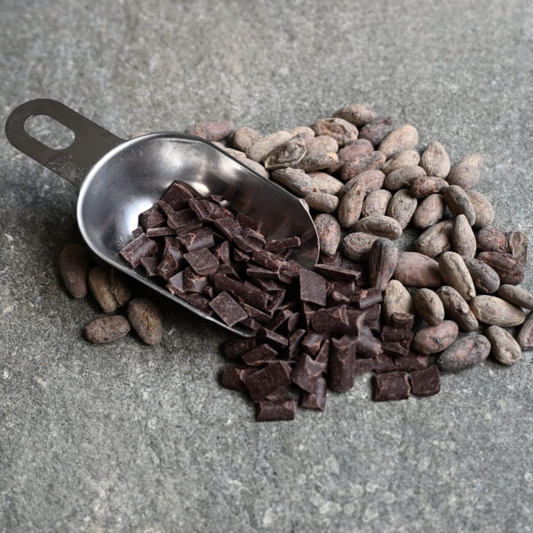 Stukjes 80% pure bonenchocolade. biologische chocolade zonder toevoeging