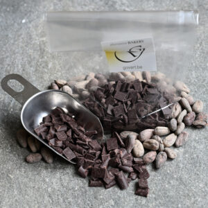 Stukjes 80% pure bonenchocolade. biologische chocolade zonder toevoeging