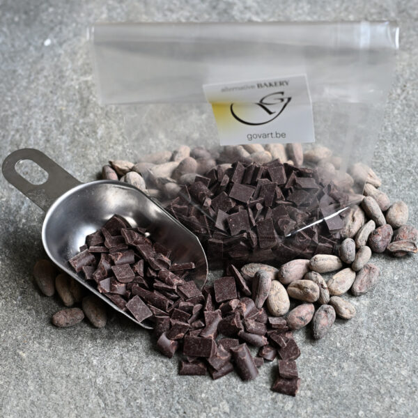 Stukjes 80% pure bonenchocolade. biologische chocolade zonder toevoeging