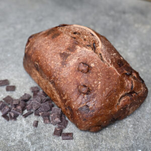 Biologisch zuurdesembrood met biologische chocolade en cacao, ethisch en bean-to-bar