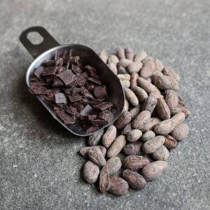 Stukjes 68% pure bonenchocolade. biologische chocolade zonder toevoeging